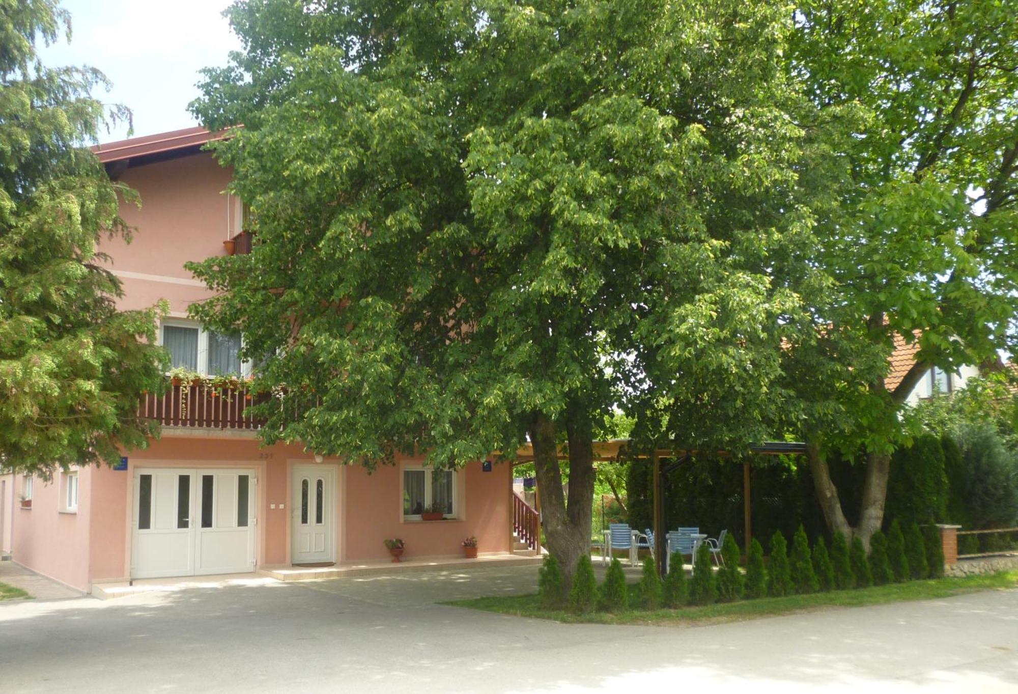 武科维奇之家酒店 格拉博瓦茨 外观 照片
